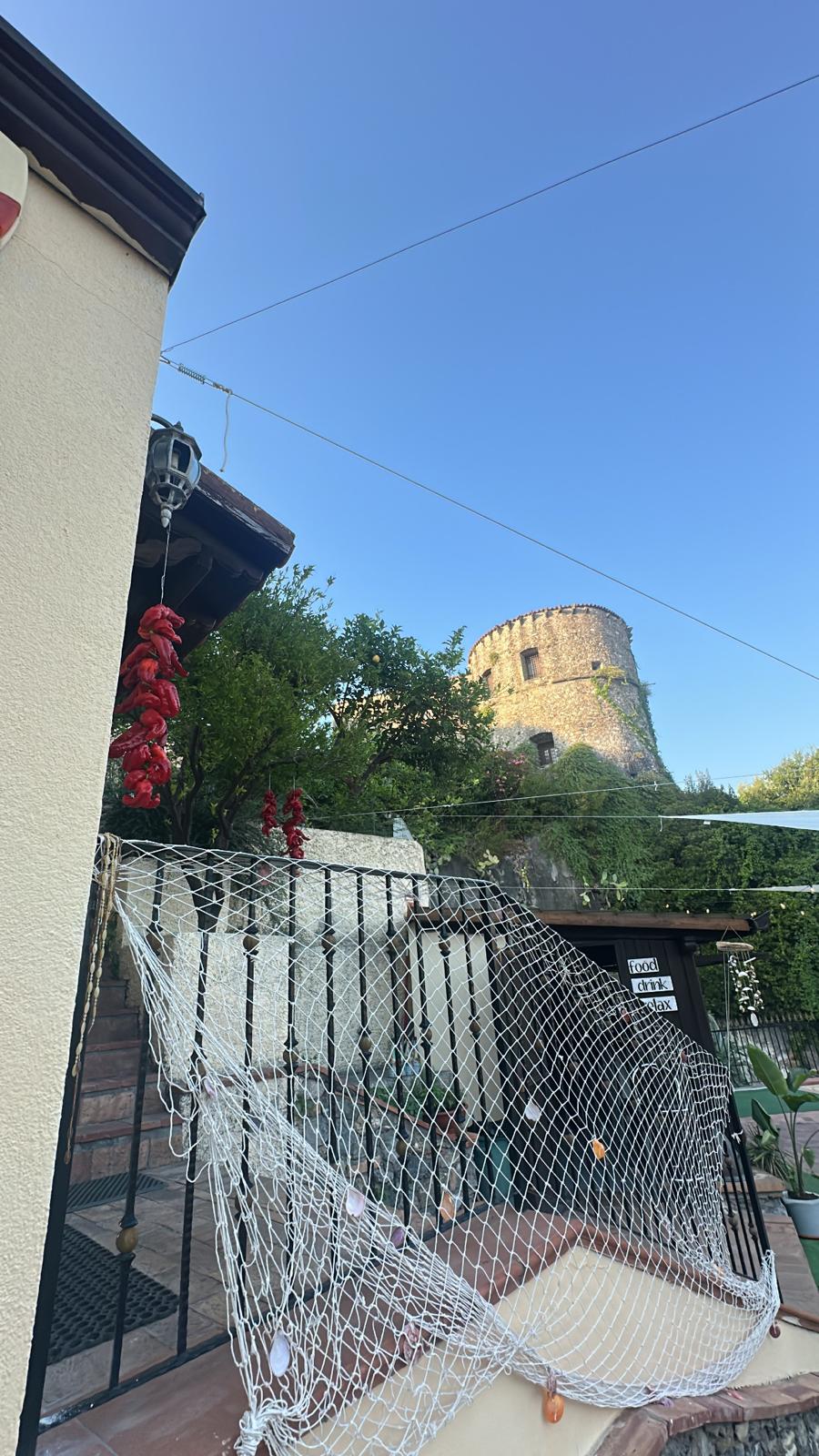 Torre e terrazza di sera